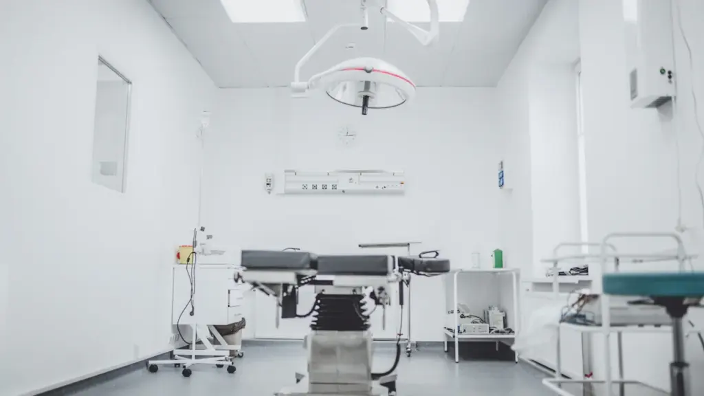 Medicininė operacinė su medicinine įranga ir tuščiu paciento stalu ligoninės palatoje