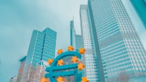 Frankfurte esantis Europos centrinio banko simbolis su dangoraižiais fone