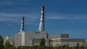 Ignalinos atominės elektrinės pastatas su kaminais Lietuvoje, energetikos sektoriaus simbolis.