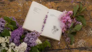Atverta poezijos knyga su pavasarinėmis alyvomis, skirta poetės Violetos Palčinskaitės atminimui pagerbti.