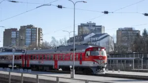 Raudonasis keleivinis traukinys išvyksta iš Vilniaus geležinkelio stoties stoties perono