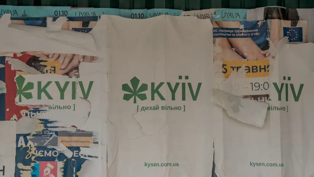 Kijevo miesto simbolika ir plakatai ant sienos Ukrainos sostinės viešoje erdvėje.
