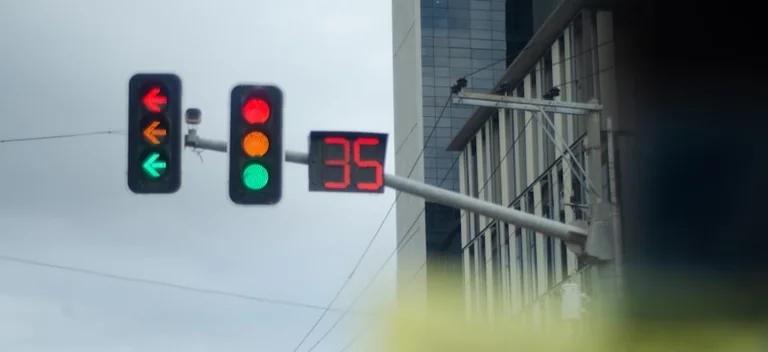 Po audros keliuose – neveikiantys šviesoforai ir ženklai