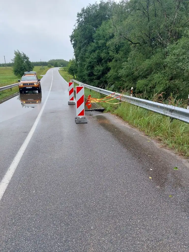 Ties Užvenčiu uždarytas kelias: audros kliūtys dar nepašalintos