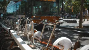 Viešojo transporto stotelė su dviračiais ir autobusu tvariam judumui mieste skatinti.