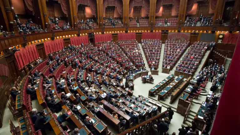 Seimo salės vaizdas atspindintis parlamentinę demokratiją ir politines diskusijas Lietuvoje.
