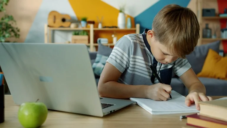 Švenčionių rajono mokiniams – nemokamos nuotolinės edukacijos spalio 19-ąją