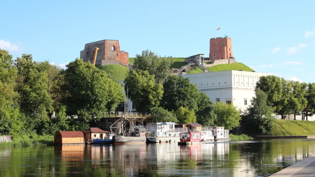Vaizdas į istorinius Valdovų rūmus Vilniuje nuo Neries upės krantinės pusės