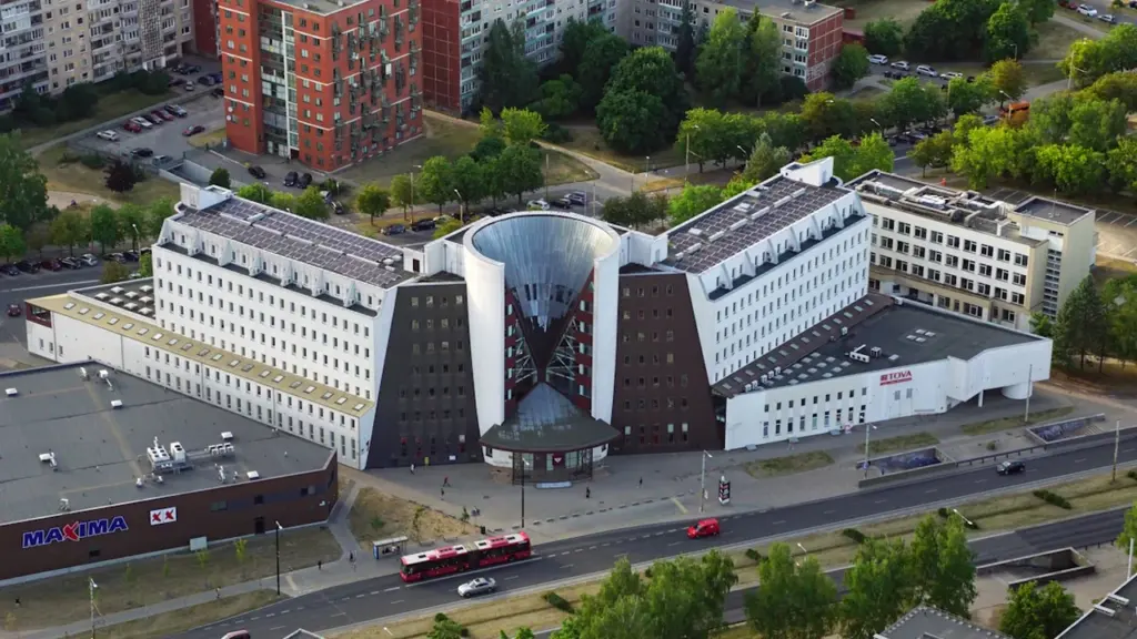 Aukštas Vilniaus miesto vaizdas su modernaus pastato architektūra ir gatvės vaizdu.